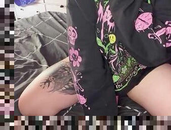 clito, masturbation, orgasme, amateur, jouet, salope, solo, goth, tatouage