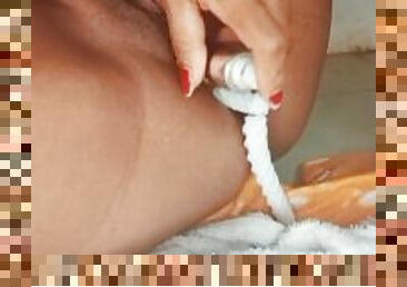 Morena latina super arrecha juega con objetos en su culo y vagina hasta Tener un Rico Squirt