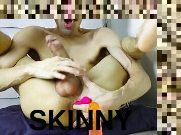 SKINNY GUY FINGERING ASSHOLE