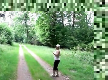 Reife Frau will einen Schwanz im Wald ficken und lutschen