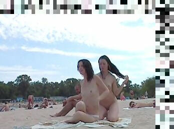 Nudisti, Plaža