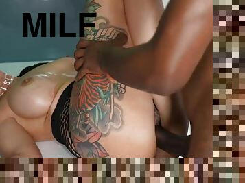 Tattooed Brunette Dutch MILF - Morgan krijgt een dikke paal anaal - Interracial hardcore