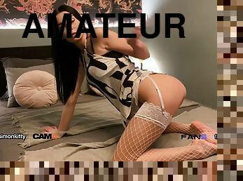 Simon Kitty, exposes her Big Tits and Hardly Deep Throats a Big Dildo on CAM4