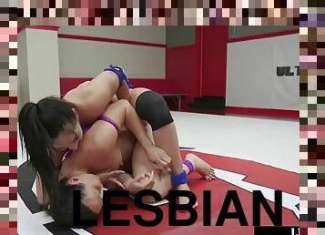 Lesbian wrestler fights with her rivals pussy fingers on the mat