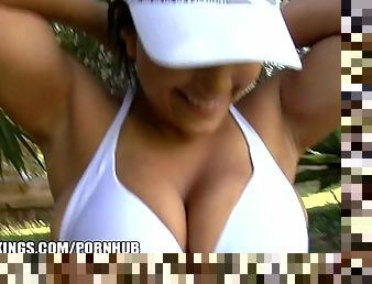 Latina puts her as to work in the park