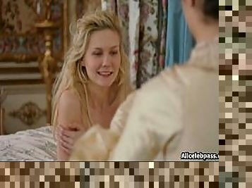 Kirsten Dunst Exposes Her Body