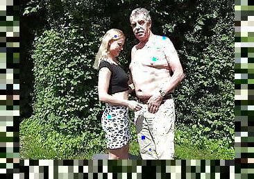 Pinkelpause mit Opa