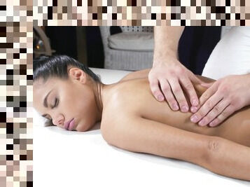 Addictive moments this tanned chick gets intimate with the masseur