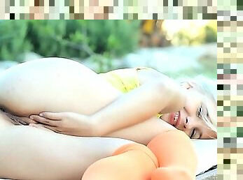 Incredible blondie pose clit