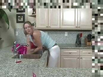 Mother stuck in the sink and her son inserted a dick