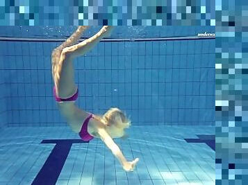 Hot Elena shows what she can do under water