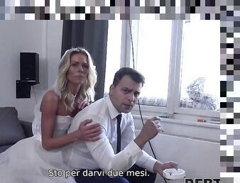DEBT4k. Lo sposo sta guardando come la sua sposa fa sesso con un altro uomo