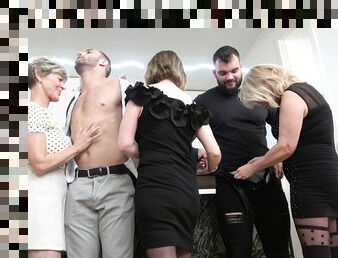 Store pupper, Bestemor, Eldre, Blowjob, Handjob, Gruppesex, Skitten, Truser, Kyssing, Hore