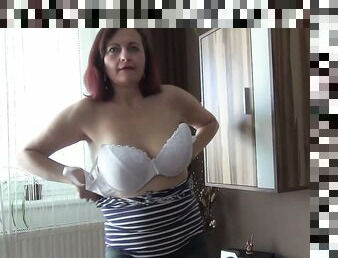 Amateur MILF drills her snatch while on camera