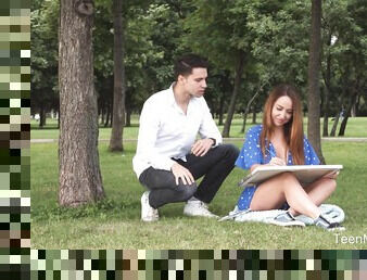 Picked up in the park artist girl Natali Ruby gives a good blowjob