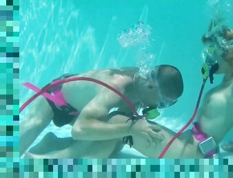 Swimming like a fucking mermaid Samantha Cruz gives a blowjob underwater
