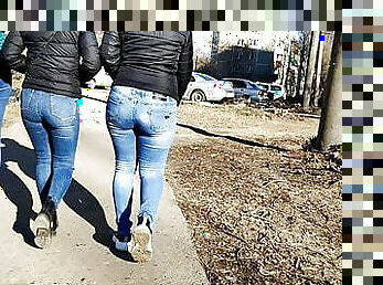 Juicy ass girls in tight jeans
