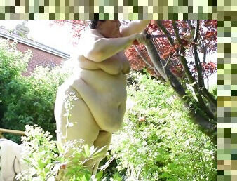 NAKED GARDENING