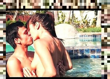 Couple amateur franÃ§ais baise dans le jacuzzi d'une guest house -Sextwoo-
